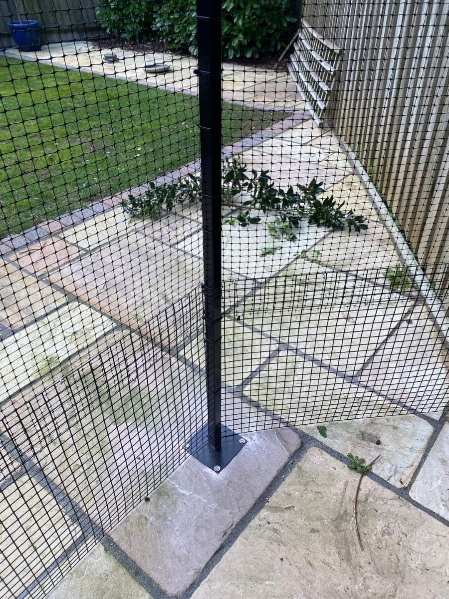 ProtectaPet® Boutplaat voor Kattenomheiningspalen op Terras