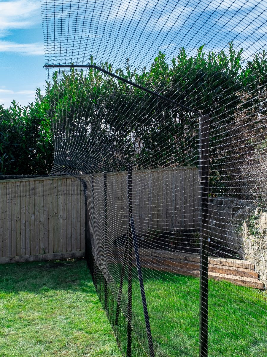 ProtectaPet® Bodenanker für Katzengehege-Pfosten auf Rasen