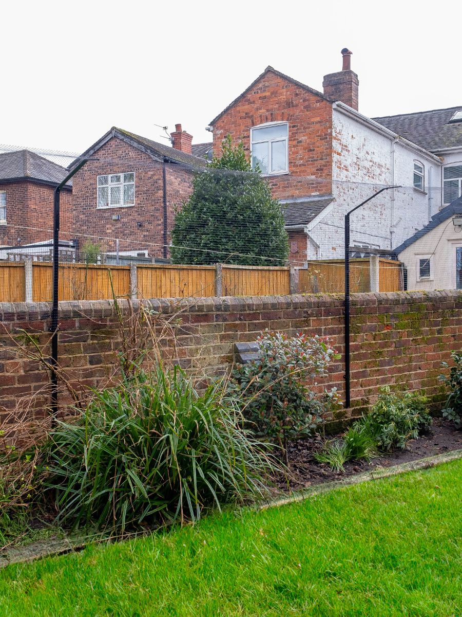 ProtectaPet® Befestigungswinkel für Katzengehege-Pfosten