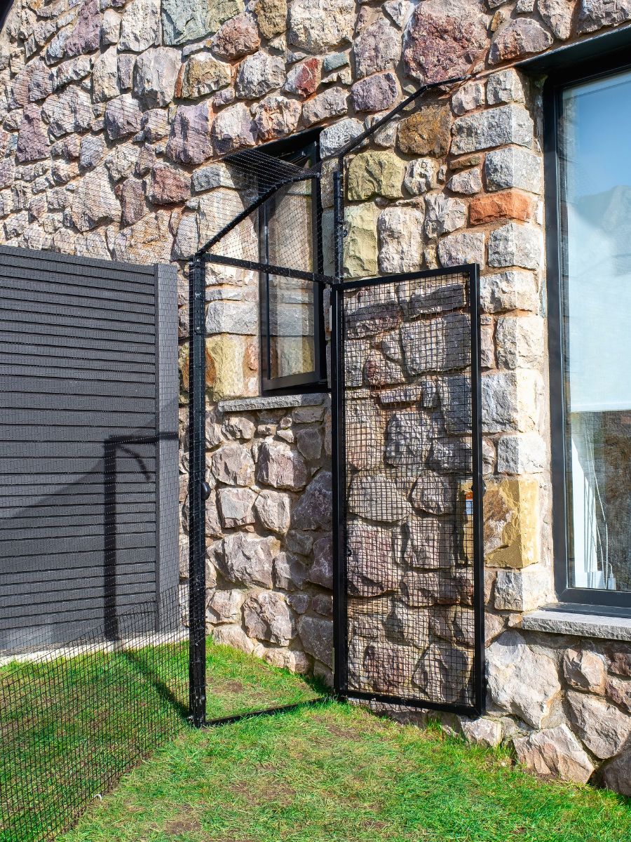 ProtectaPet® Einzelnes Katzentor für Katzengehege auf Rasen